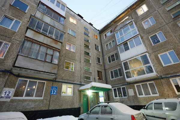 Продам трехкомнатную (3-комн.) квартиру, Героев Рыбачьего ул, 12, Мурманск г