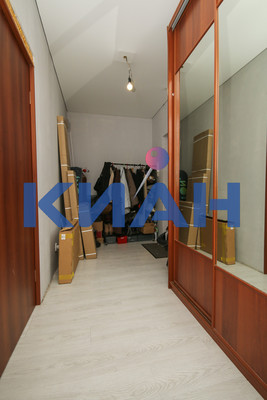 Продам двухкомнатную (2-комн.) квартиру, Шахтеров ул, 66, Красноярск г