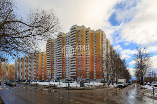 Продам трехкомнатную (3-комн.) квартиру, Синявинская ул, 11к5, Москва г