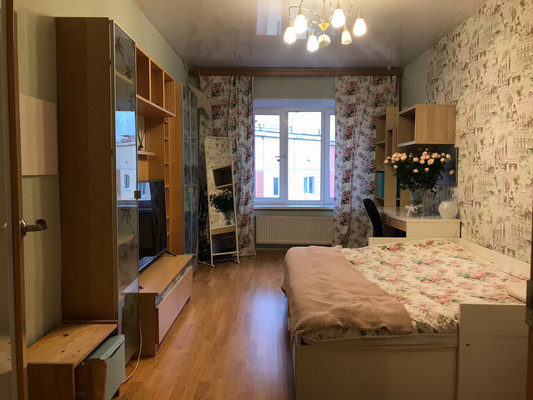 Продам трехкомнатную (3-комн.) квартиру, Изотова ул, 20, Гатчина г