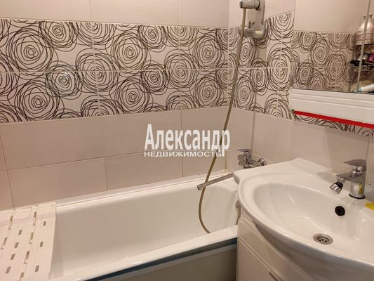 Продам трехкомнатную (3-комн.) квартиру, Авиаконструкторов пр-кт, 32, Санкт-Петербург г