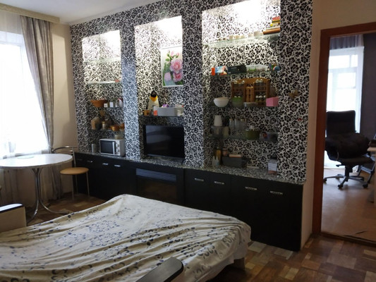 Продам двухкомнатную (2-комн.) квартиру, Ленина б-р, 8, Симферополь г