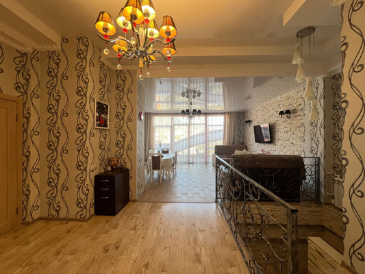 Продам трехкомнатную (3-комн.) квартиру, Загородная ул, 17б, Ялта г