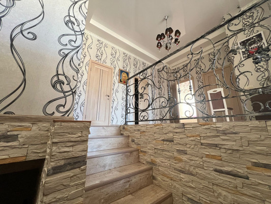 Продам трехкомнатную (3-комн.) квартиру, Загородная ул, 17б, Ялта г