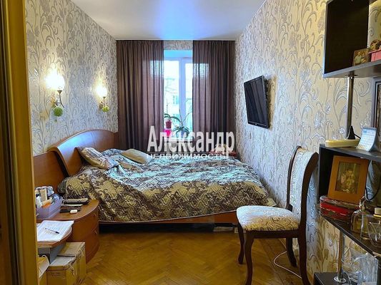 Продам трехкомнатную (3-комн.) квартиру, Хохлова ул, 17, Гатчина г