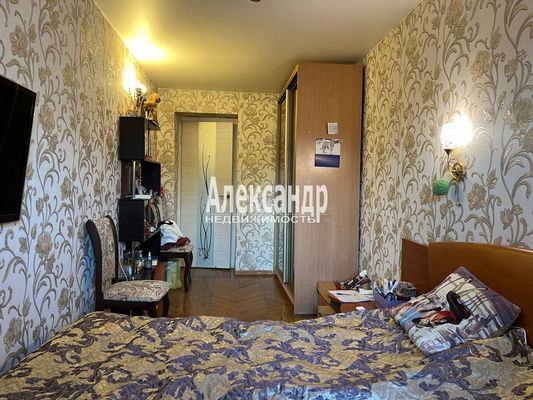 Продам трехкомнатную (3-комн.) квартиру, Хохлова ул, 17, Гатчина г