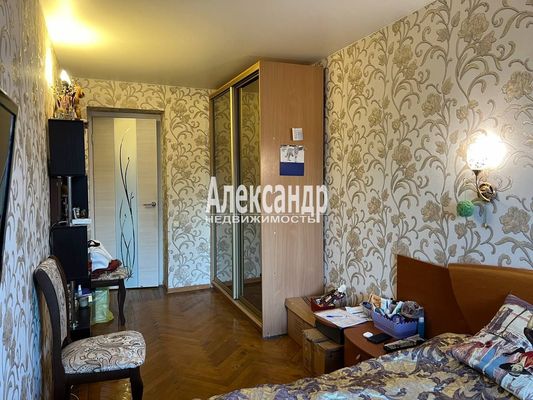 Продам трехкомнатную (3-комн.) квартиру, Хохлова ул, 17, Гатчина г