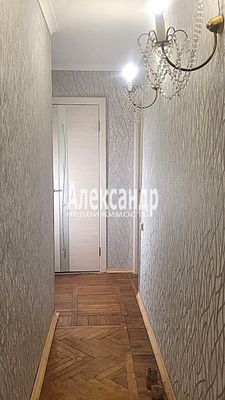 Продам трехкомнатную (3-комн.) квартиру, Хохлова ул, 17, Гатчина г