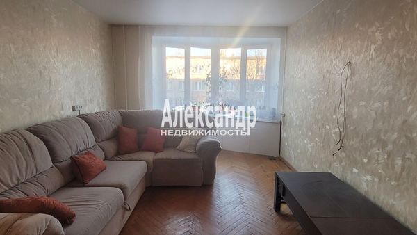 Продам трехкомнатную (3-комн.) квартиру, Хохлова ул, 17, Гатчина г