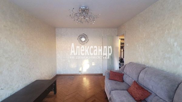 Продам трехкомнатную (3-комн.) квартиру, Хохлова ул, 17, Гатчина г