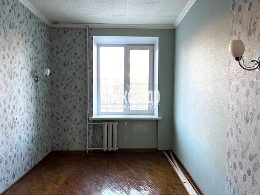 Продам трехкомнатную (3-комн.) квартиру, Хохлова ул, 17, Гатчина г
