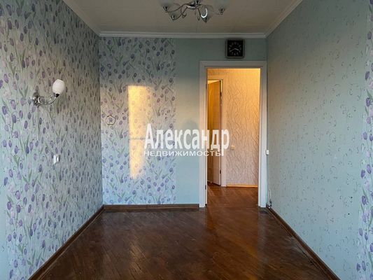 Продам трехкомнатную (3-комн.) квартиру, Хохлова ул, 17, Гатчина г