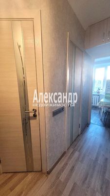 Продам трехкомнатную (3-комн.) квартиру, Хохлова ул, 17, Гатчина г