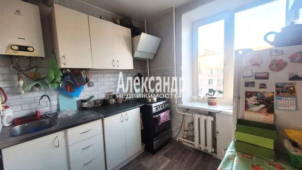 Продам трехкомнатную (3-комн.) квартиру, Хохлова ул, 17, Гатчина г
