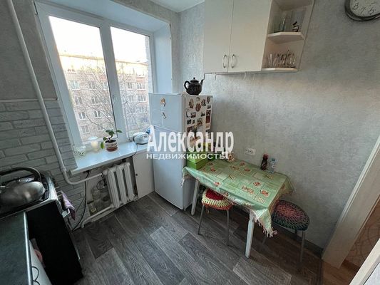 Продам трехкомнатную (3-комн.) квартиру, Хохлова ул, 17, Гатчина г