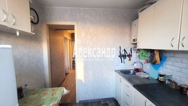 Продам трехкомнатную (3-комн.) квартиру, Хохлова ул, 17, Гатчина г