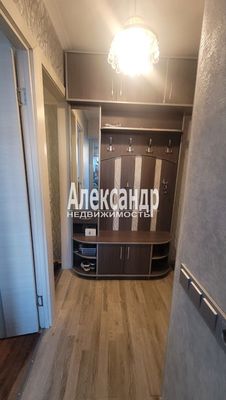 Продам трехкомнатную (3-комн.) квартиру, Хохлова ул, 17, Гатчина г