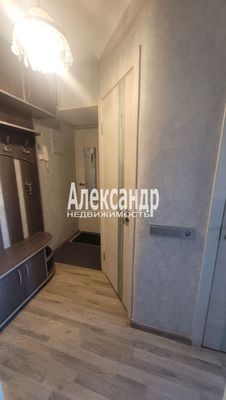 Продам трехкомнатную (3-комн.) квартиру, Хохлова ул, 17, Гатчина г
