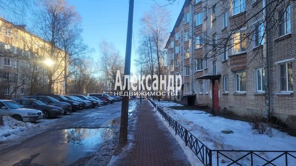 Продам трехкомнатную (3-комн.) квартиру, Хохлова ул, 17, Гатчина г