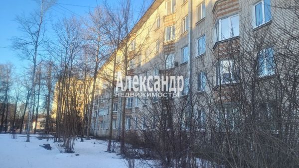 Продам трехкомнатную (3-комн.) квартиру, Хохлова ул, 17, Гатчина г