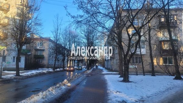 Продам трехкомнатную (3-комн.) квартиру, Хохлова ул, 17, Гатчина г