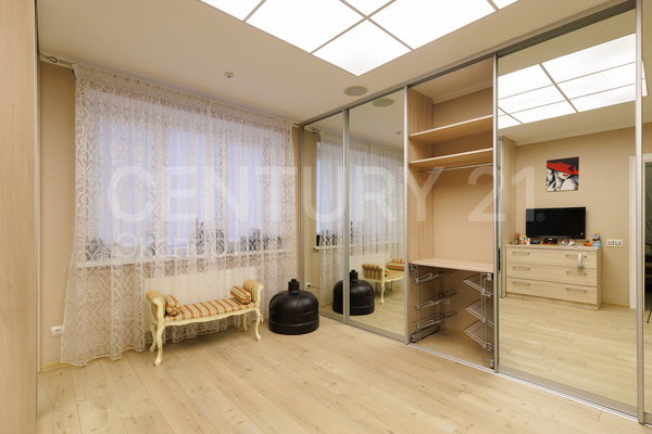 Продам трехкомнатную (3-комн.) квартиру, Курганская ул, 3 , Калининград г