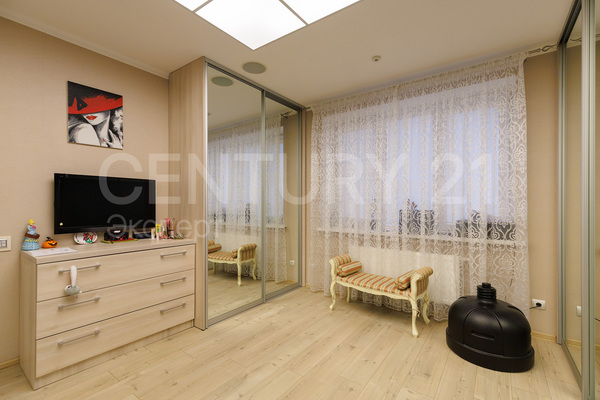 Продам трехкомнатную (3-комн.) квартиру, Курганская ул, 3 , Калининград г