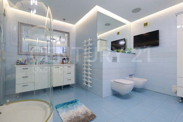 Продам трехкомнатную (3-комн.) квартиру, Курганская ул, 3 , Калининград г
