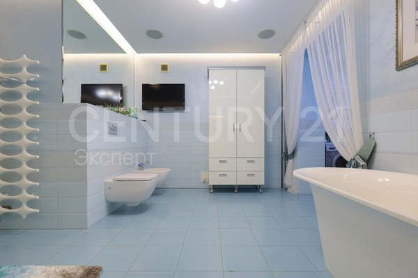 Продам трехкомнатную (3-комн.) квартиру, Курганская ул, 3 , Калининград г
