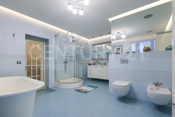 Продам трехкомнатную (3-комн.) квартиру, Курганская ул, 3 , Калининград г