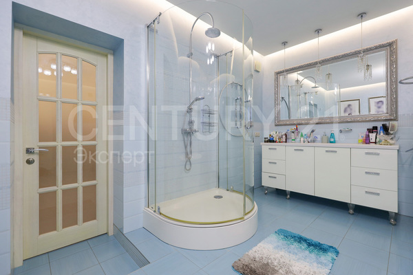 Продам трехкомнатную (3-комн.) квартиру, Курганская ул, 3 , Калининград г