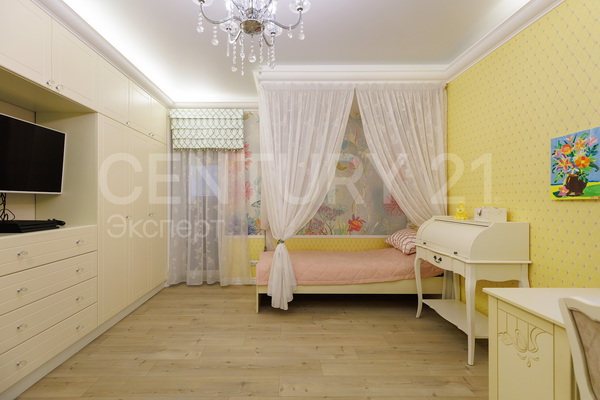 Продам трехкомнатную (3-комн.) квартиру, Курганская ул, 3 , Калининград г