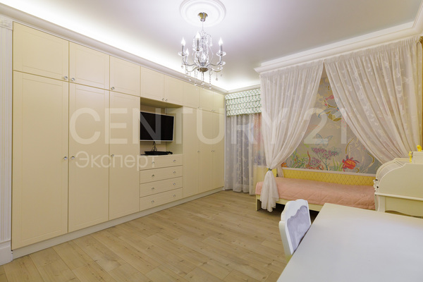 Продам трехкомнатную (3-комн.) квартиру, Курганская ул, 3 , Калининград г