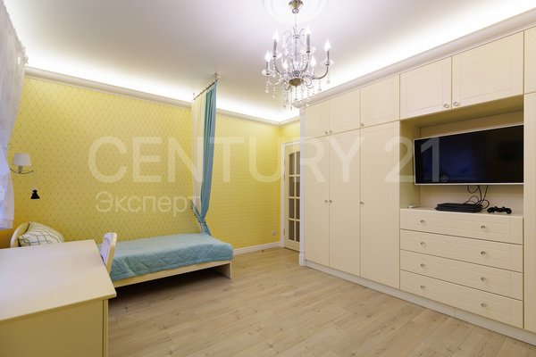 Продам трехкомнатную (3-комн.) квартиру, Курганская ул, 3 , Калининград г