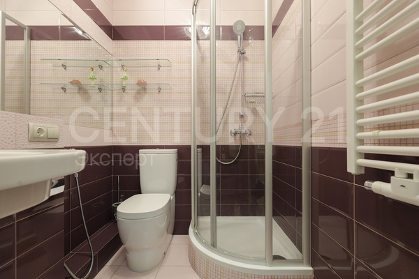 Продам трехкомнатную (3-комн.) квартиру, Курганская ул, 3 , Калининград г