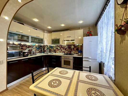 Продам трехкомнатную (3-комн.) квартиру, Физкультурников ул, 2, Киров г