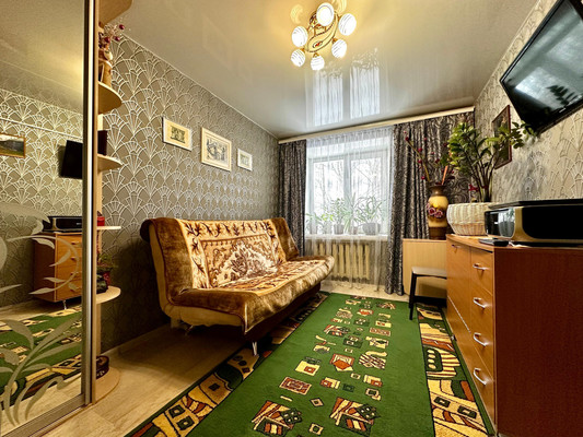 Продам трехкомнатную (3-комн.) квартиру, Физкультурников ул, 2, Киров г