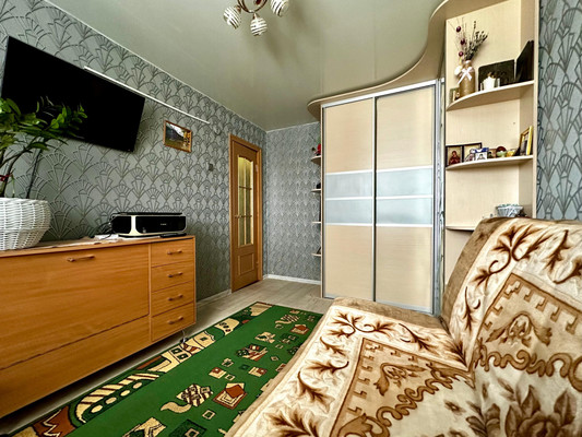 Продам трехкомнатную (3-комн.) квартиру, Физкультурников ул, 2, Киров г