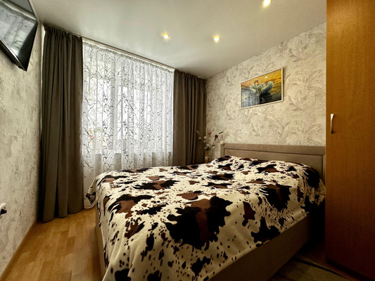 Продам трехкомнатную (3-комн.) квартиру, Физкультурников ул, 2, Киров г