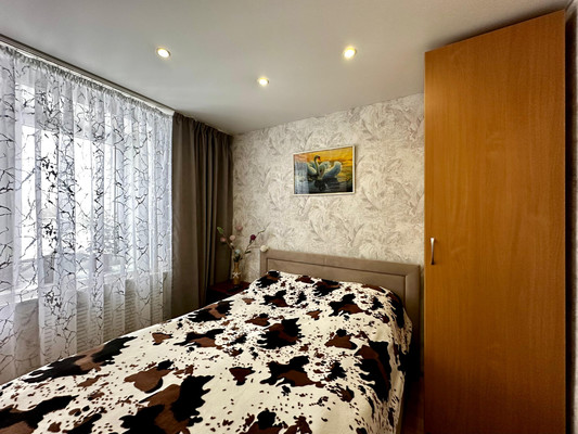 Продам трехкомнатную (3-комн.) квартиру, Физкультурников ул, 2, Киров г