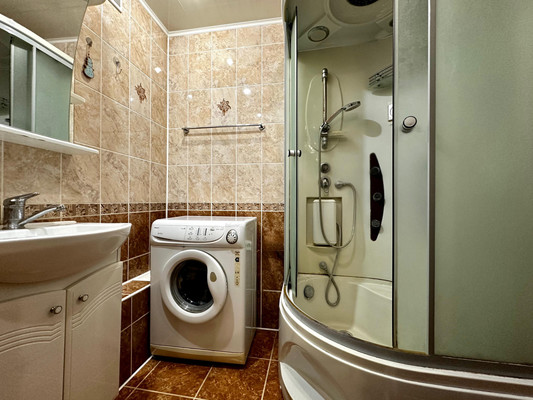 Продам трехкомнатную (3-комн.) квартиру, Физкультурников ул, 2, Киров г