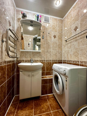 Продам трехкомнатную (3-комн.) квартиру, Физкультурников ул, 2, Киров г