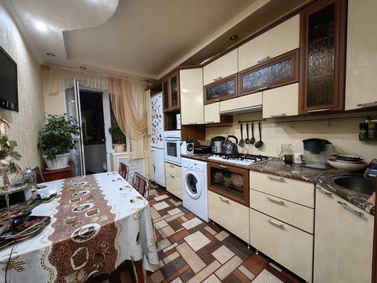 Продам трехкомнатную (3-комн.) квартиру, Строителей пр-кт, 2, Волгодонск г