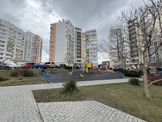 Продам трехкомнатную (3-комн.) квартиру, Батурина ул, 93, Симферополь г