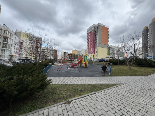 Продам трехкомнатную (3-комн.) квартиру, Батурина ул, 93, Симферополь г