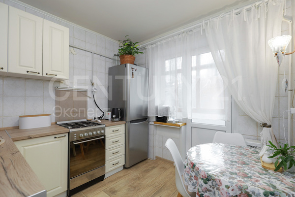 Продам двухкомнатную (2-комн.) квартиру, Островского ул, 15 , Калининград г
