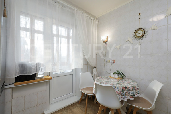 Продам двухкомнатную (2-комн.) квартиру, Островского ул, 15 , Калининград г