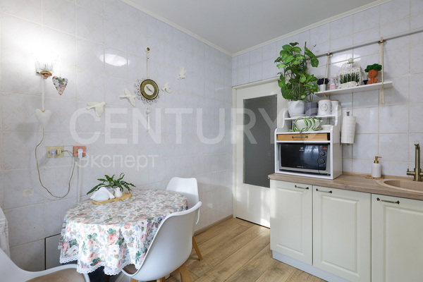 Продам двухкомнатную (2-комн.) квартиру, Островского ул, 15 , Калининград г
