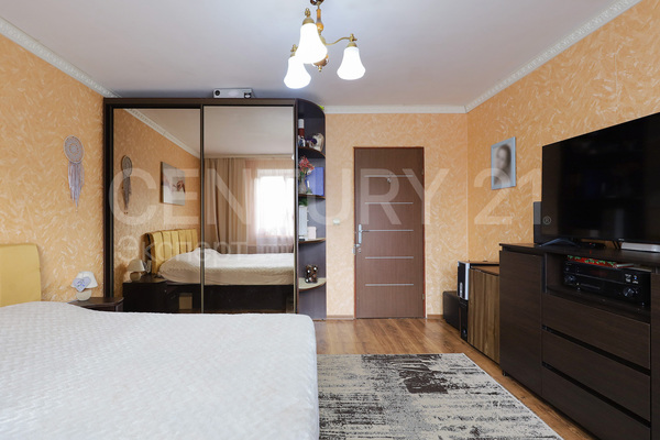 Продам двухкомнатную (2-комн.) квартиру, Островского ул, 15 , Калининград г