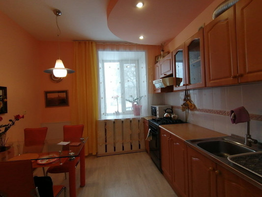 Продам трехкомнатную (3-комн.) квартиру, Железнодорожная ул, 10, Ишим г